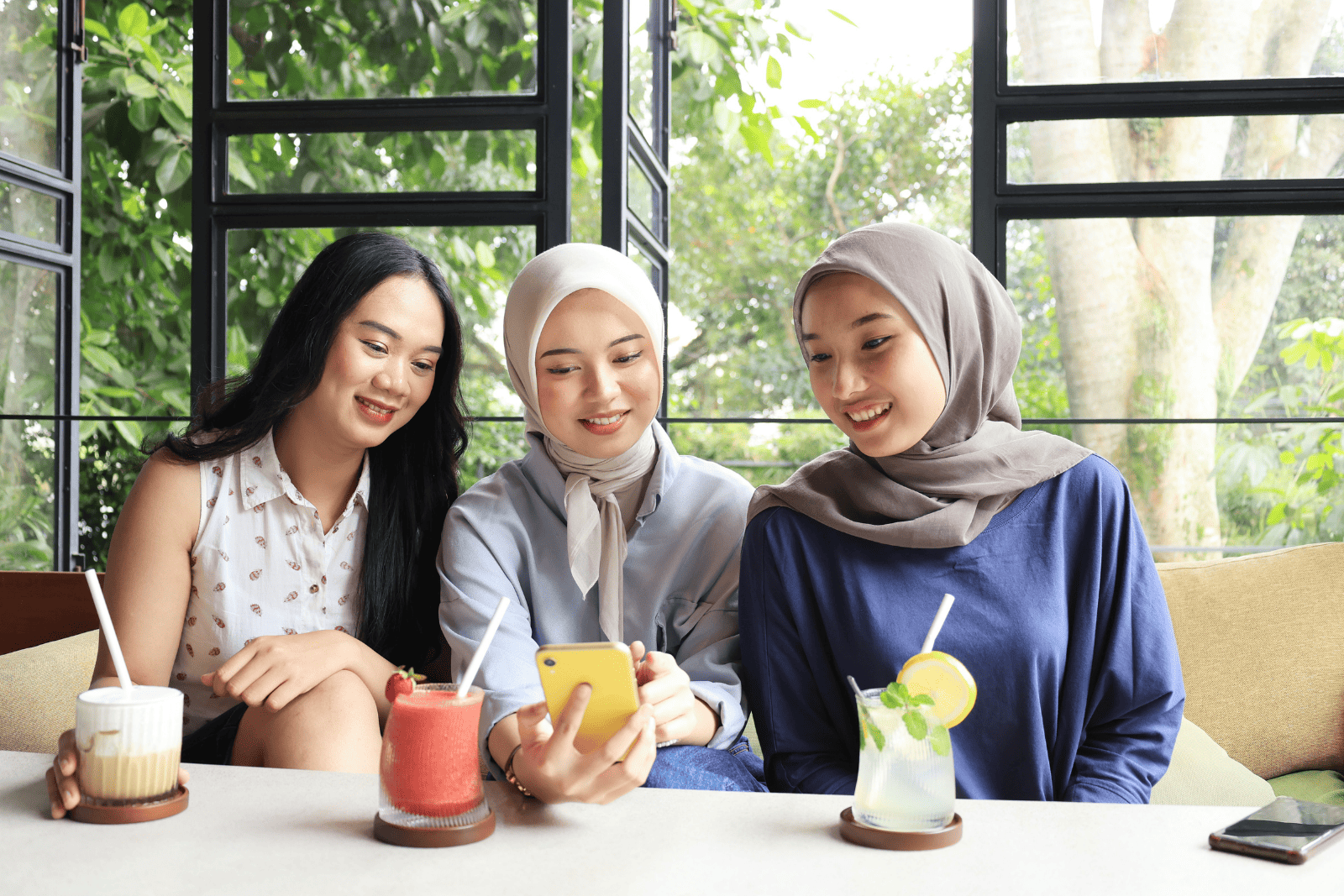 Sekelompok teman sedang nongkrong dan membagi tagihan restoran bersama