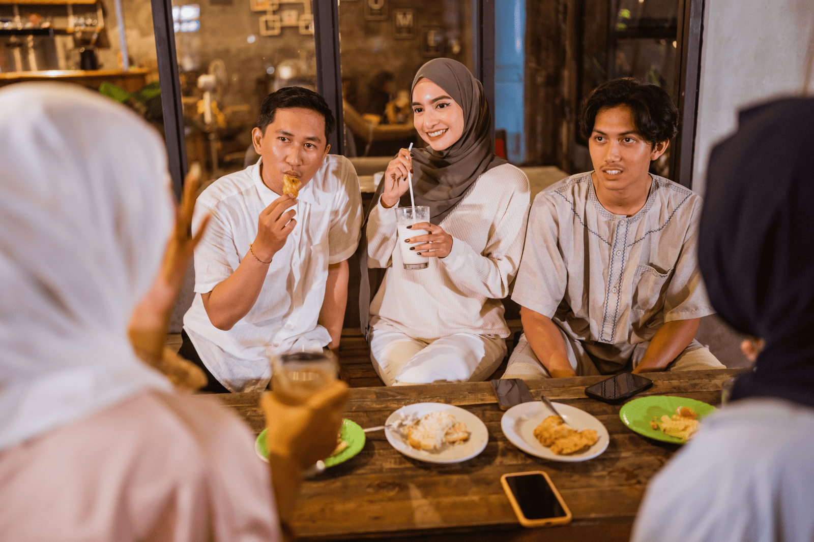 Ilustrasi teman-teman sedang makan bersama di restoran dan melakukan pembayaran